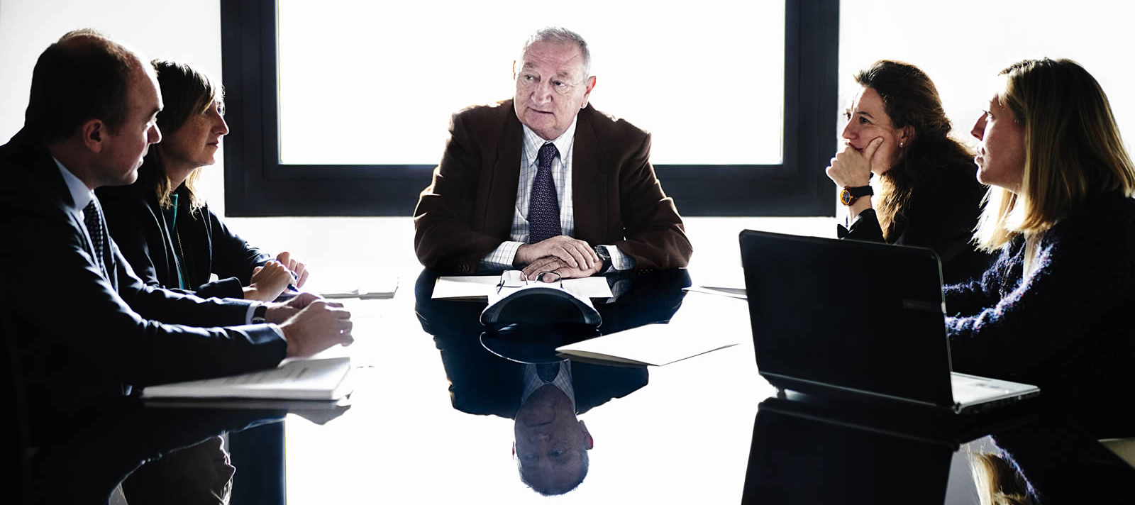 ¿Cuáles son las competencias clave del director de Asesoría Jurídica Interna?