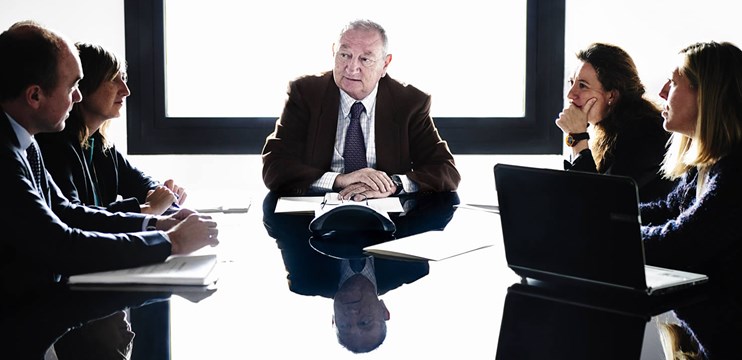 ¿Cuáles son las competencias clave del director de Asesoría Jurídica Interna?